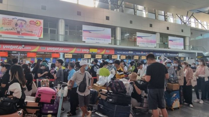 Hành khách đứng chờ kín sân bay. (Nguồn ảnh: Vĩnh Quân)