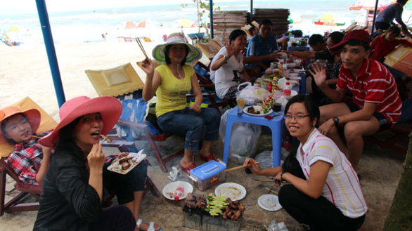 Một gia đình ở TP.HCM chuẩn bị bữa ăn mang theo vừa tiết kiệm vừa tránh bị “chặt chém” khi đi du lịch Vũng Tàu - Ảnh tư liệu