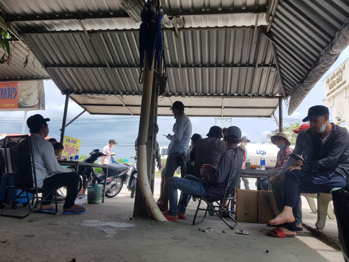 Nhóm người túc trực ở cửa khẩu Mộc Bài để mời chào dịch vụ chuộc lao động THANH NIÊN