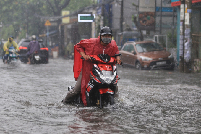 TP.HCM mưa to cục bộ chiều 22.6, người dân cần đề phòng lốc, sét, gió giật mạnh NHẬT THỊNH