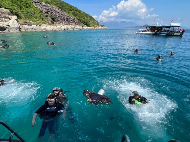 Hoạt động du lịch lặn biển ngắm rạn san hô tại Hòn Mun. L.H
