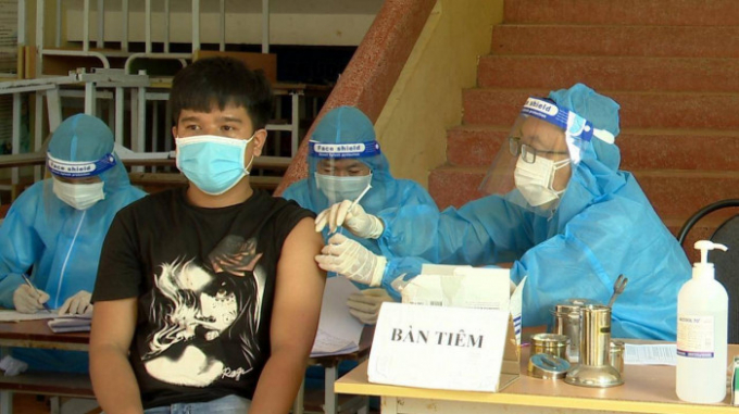 Cán bộ y tế tiêm vaccine cho người dân trên địa bàn tỉnh Sóc Trăng.