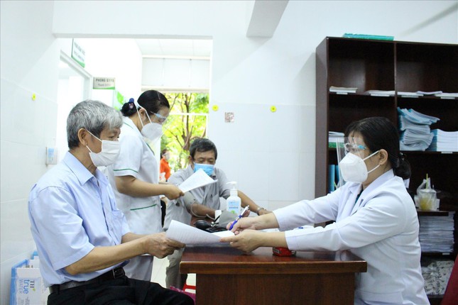 Nhân viên y tế vừa chống dịch vừa khám, chữa bệnh thông thường ảnh: Hương Chi