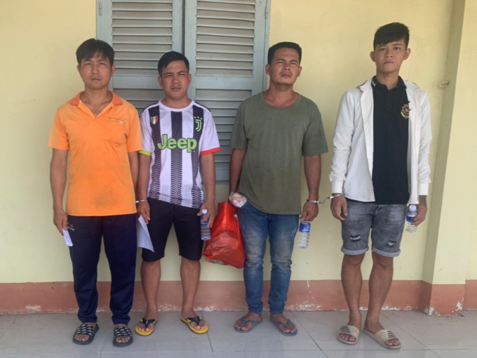 Bốn đối tượng tham gia đưa lao động Việt Nam xuất cảnh trái phép sang Campuchia bị Công an Tây Ninh bắt giữ vào tối ngày 16.5 NGỌC HÀ