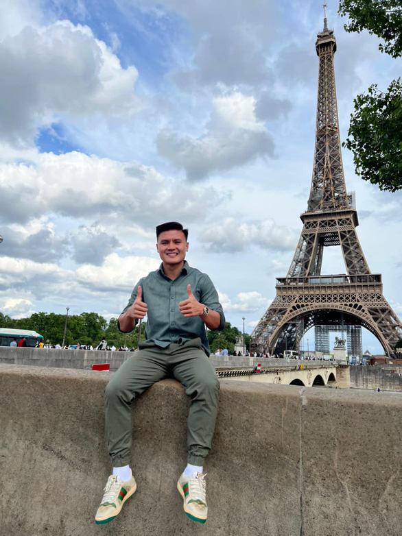 Quang Hải chụp ảnh lưu niệm trước tháp Eiffel nổi tiếng của Pháp - Ảnh: NGUYỄN ĐẮC VĂN