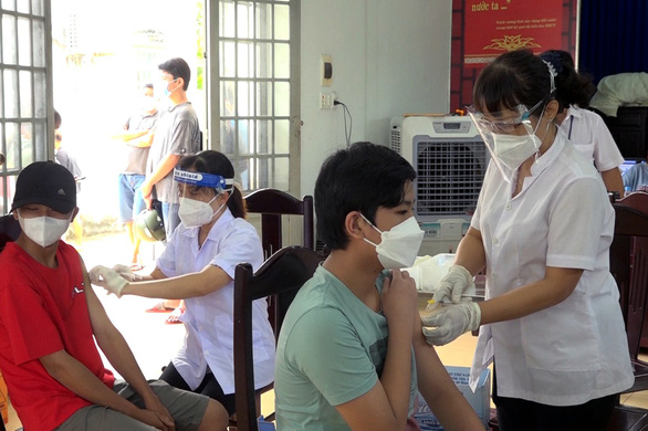 Lực lượng y tế Bình Phước tiêm vắc xin cho trẻ từ 12-17 tuổi - Ảnh: B.A.