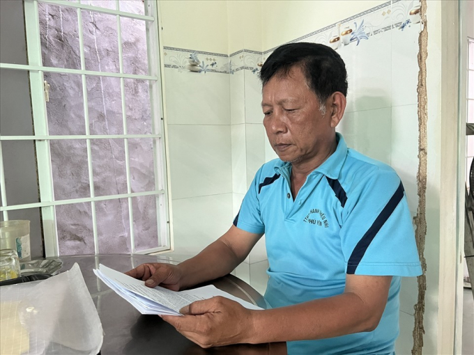 Ông Đoàn Minh, ở tỉnh Phú Yên kể lại hành trình 21 ngày cứu con ra khỏi hang ổ bọn buôn người ở Campuchia. Ảnh: Hoài Luân