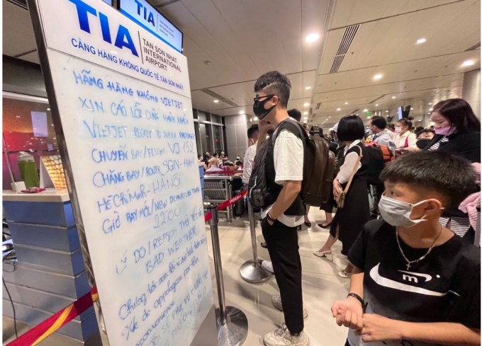 Hành khách chỉ nhận được thông báo do thời tiết xấu sau nhiều giờ chờ đợi. Ảnh: Lâm Anh.