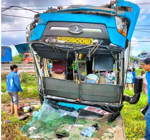 Toàn bộ đầu, thân xe khách giường nằm móp méo sau tai nạn. Ảnh: DT