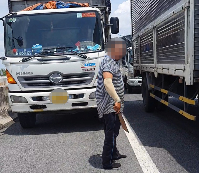Không nhường đường trên làn dừng khẩn cấp cao tốc TP.HCM - Trung Lương, tài xế xe tải còn dọa chém tài xế xe cấp cứu đang chuyển bệnh nhân. LÊ LANG