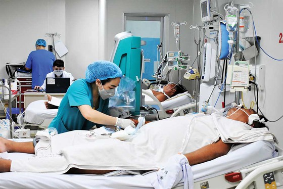 Bệnh nhân mắc sốt xuất huyết nặng điều trị tại Bệnh viện Bệnh nhiệt đới TPHCM. Ảnh: QUANG HUY