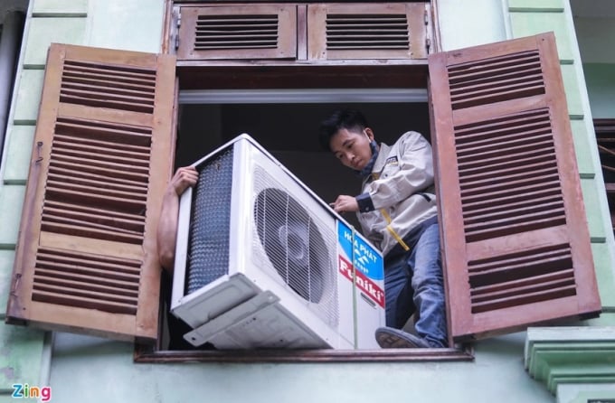 Do nhu cầu bảo dưỡng, sửa chữa điều hòa của người dân TP.HCM tăng cao đột biến, giá của dịch vụ này cũng tăng theo những tháng gần đây. Ảnh: Phương Lâm.
