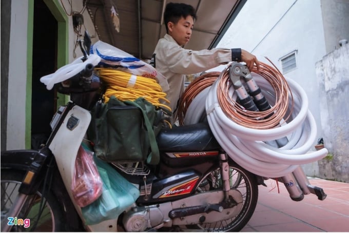Nhiều thợ sửa điều hòa chia sẻ dù thu nhập tăng cao, công việc cũng yêu cầu họ phải đánh đổi sức khỏe và phần lớn thời gian bên gia đình. Ảnh: Phương Lâm.