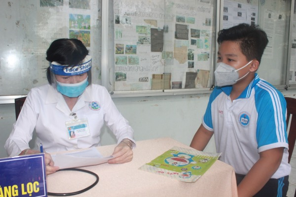 Khám sàng lọc trước tiêm vaccine Covid-19 cho trẻ em.