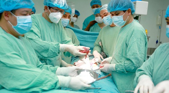 Bệnh viện Trung ương Huế phẫu thuật lấy thận từ người chết não hiến tạng để ghép cho 2 bệnh nhân suy thận