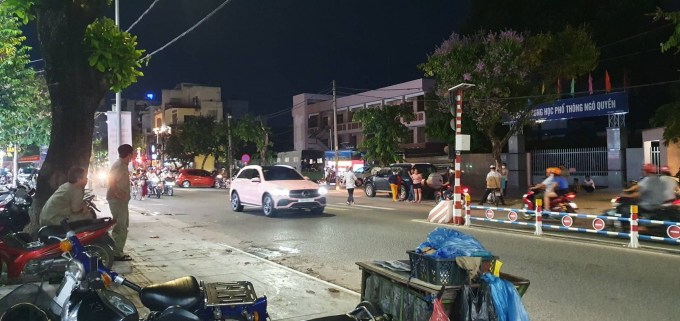Lực lượng công an khám xét nhà 1 nghi can ở P.Trung Dũng vào tối 28.6 LÊ LÂM