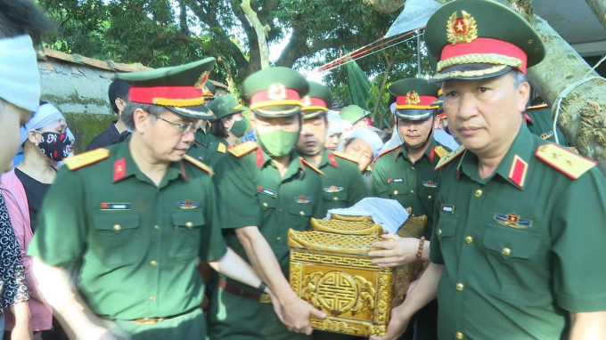 Lãnh đạo Tổng cục Công nghiệp quốc phòng và đồng đội tiễn đưa thượng tá Bùi Văn Nhiên về nơi an nghỉ tại nghĩa trang quê nhà TRƯỜNG HÀ