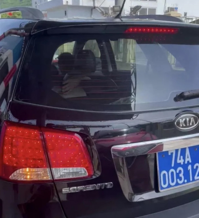 Chiếc xe biển xanh của Chi cục Thuỷ lợi Quảng Trị bị phản ánh không chịu đóng phí qua trạm BOT Bắc hầm Hải Vân và gây ách tắc giao thông.