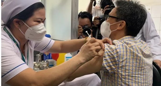 Phó Thủ tướng Vũ Đức Đam tiêm vaccine ngừa COVID-19 mũi 4 tại Bệnh viện Bệnh nhiệt đới TP.HCM.