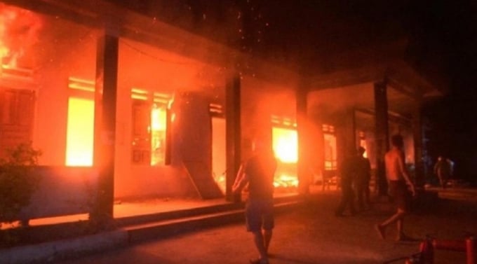 Nhiều tài liệu, chứng từ bị thiêu rụi khi trụ sở UBND xã Trà Tập bốc cháy ngùn ngụt trong đêm. (Ảnh: H.T)