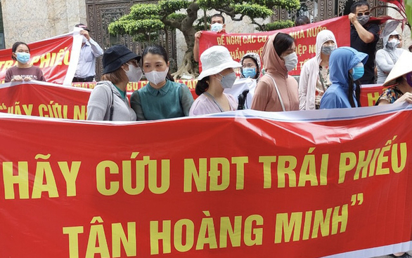 Sau khi các lô trái phiếu bị hủy bỏ, nhiều nhà đầu tư liên tục có mặt tại trụ sở Tập đoàn Tân Hoàng Minh (Hà Nội) bày tỏ mong muốn sớm được nhận lại tiền - Ảnh: NĐT cung cấp
