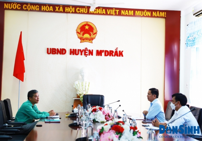 PV làm việc với ông Nguyễn Đức Thảo – Phó chủ tịch UBND huyện và ông Trương Thanh Tâm – Phó phòng TN và MT