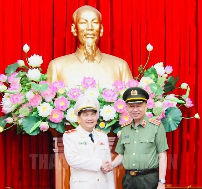 Ngày 1/6 vừa qua, thừa ủy quyền của Chủ tịch nước, Đại tướng Tô Lâm đã trao quyết định phong cấp bậc hàm Thiếu tướng cho ông Nguyễn Sỹ Quang (ảnh trái). Ảnh: Thành uỷ TPHCM