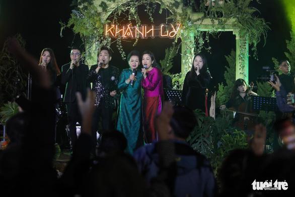 Ca sĩ Khánh Ly cùng các nghệ sĩ biểu diễn trong đêm nhạc 