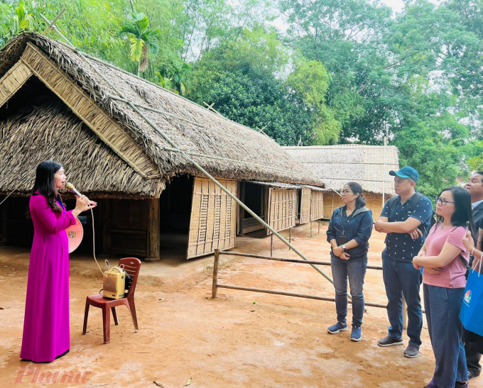 Đoàn khách TPHCM tham quan khu di tích Nhà Bác Hồ tại xã Kim Liên, huyện Nam Đàn, tỉnh Nghệ An - Ảnh: Quốc Thái
