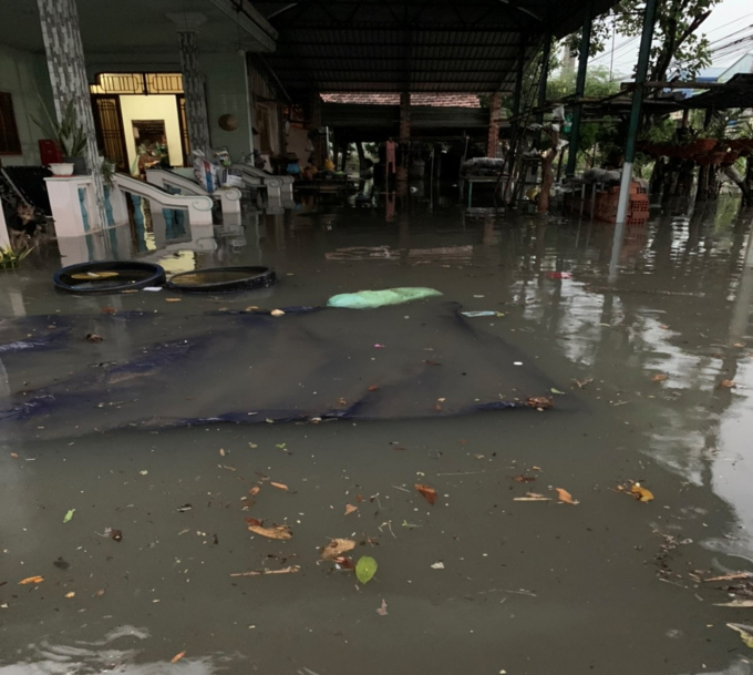 Mỗi khi mưa xuống gia đình ông Sấn phải chịu cảnh ngập nước toàn bộ ngôi nhà