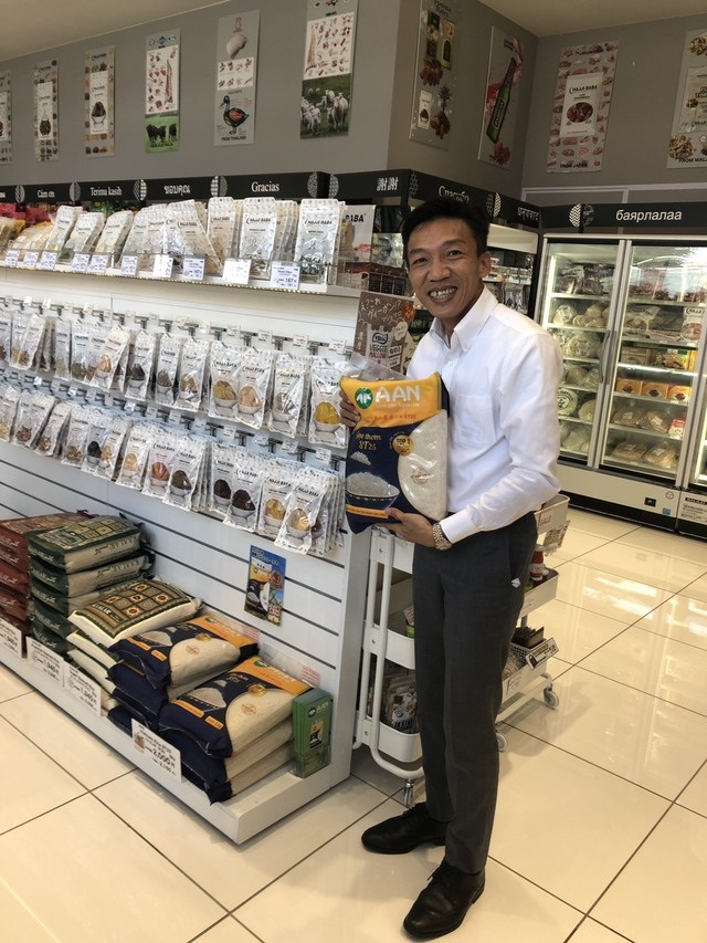 Ông Nguyễn Chánh Trung – Phó TGĐ Tập đoàn Tân Long tham quan siêu thị bày bán gạo A An ST25