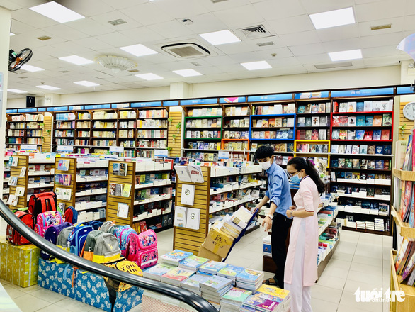 Sách giáo khoa là nguồn thu chính của Nhà xuất bản Giáo Dục Việt Nam. Trong ảnh: khung cảnh tại một nhà sách ở TP.HCM - Ảnh: BÔNG MAI