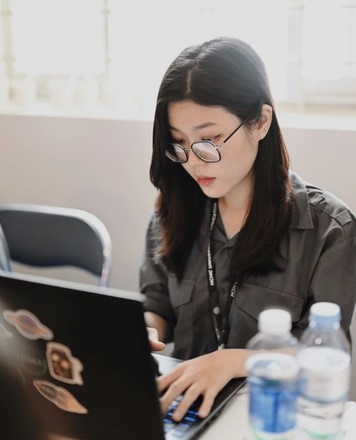 Lan Chi làm việc ở quán cà phê 4 ngày/tuần.