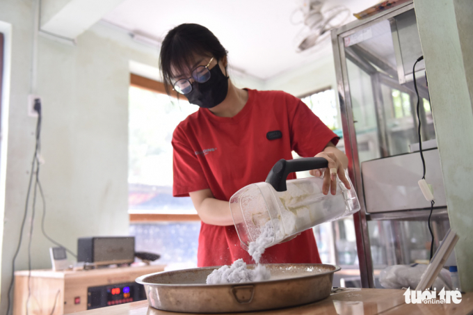 Nhóm nghiên cứu làm giấy thủ công và không sử dụng hóa chất, dùng giấy tái chế để làm bột