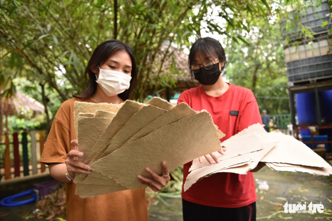 Nhóm sinh viên gồm 3 bạn Nguyễn Kiều Tuyết Ngân, Đặng Kiều Anh và Huỳnh Lê Như Ngọc tham gia nghiên cứu gần 8 tháng để có thể cho ra những tờ giấy từ phân voi hoàn chỉnh
