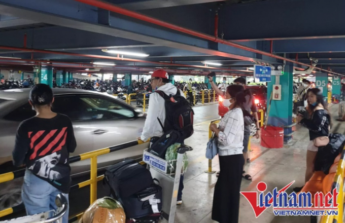 Khu vực làn D1 thông thoáng, khách phải chờ dài cổ để đặt xe công nghệ