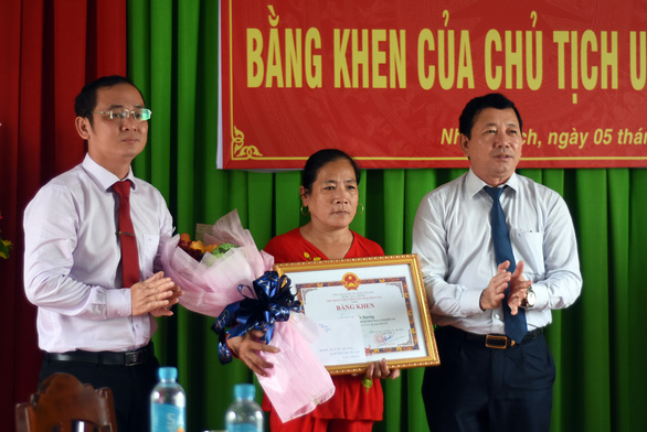 Đại diện Ban thi đua khen thưởng tỉnh Đồng Nai và UBND huyện Nhơn Trạch trao bằng khen và tiền thưởng cho chị Võ Thị Tuyết Hương - Ảnh: A LỘC