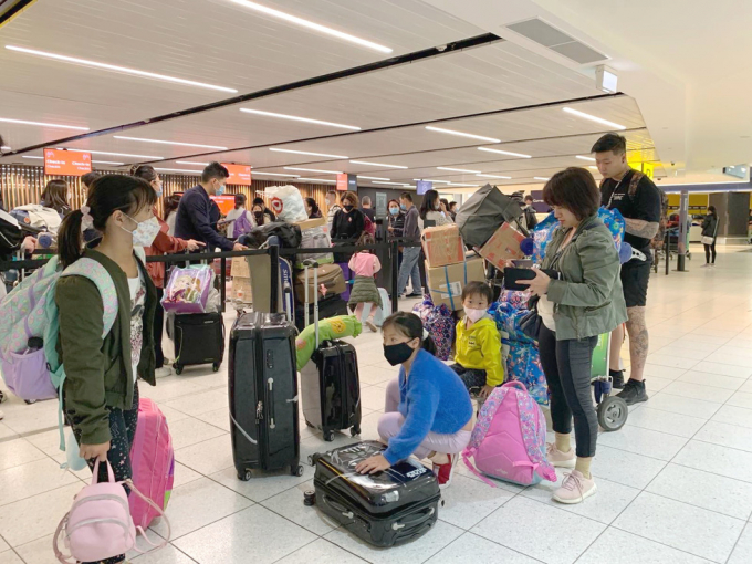 Người Việt đi du lịch nước ngoài có trẻ em đi kèm luôn được ưu tiên. Trong ảnh: một gia đình người Việt ở sân bay Úc được tạo điều kiện làm thủ tục - Ảnh: THU LÊ