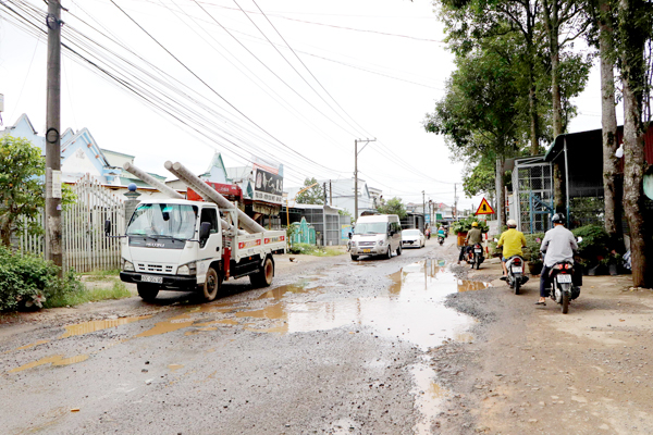 Đoạn đường tại xã Phú Thịnh đã được người dân tự vá nhưng vẫn không cải thiện. Ảnh: N.LIÊN