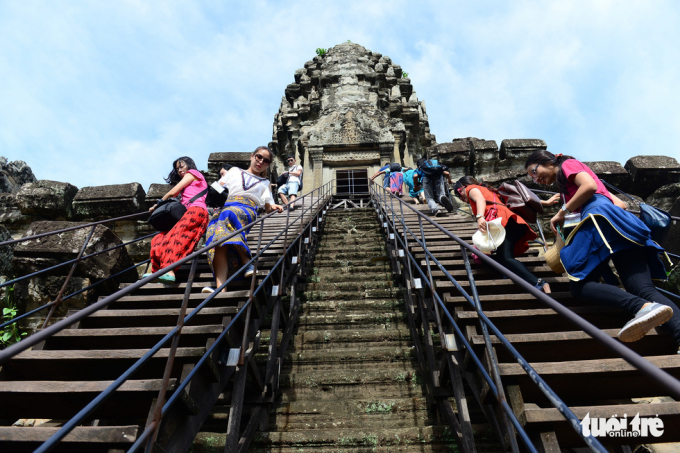 Du khách Việt Nam du lịch ở Campuchia luôn tôn trọng văn hóa ứng xử khi đến đền thờ, chùa chiền - Ảnh: QUANG ĐỊNH