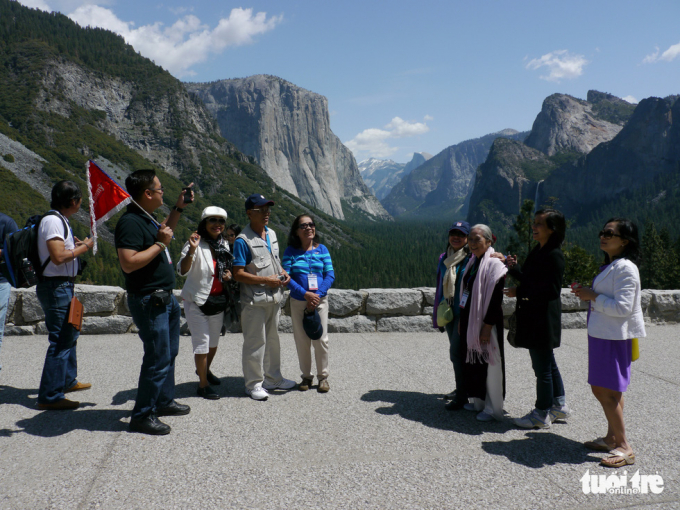 Khách du lịch Việt Nam tham quan Vườn quốc gia Yosemite, California, Mỹ - Ảnh: NGUYỄN CÔNG THÀNH