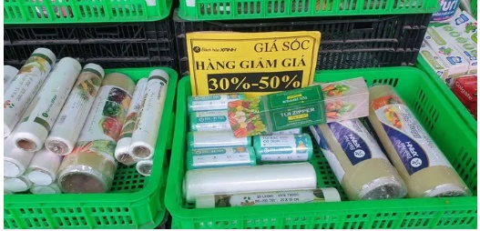 Một số cửa hàng Bách Hoá Xanh đang giảm giá sốc nhiều mặt hàng tiêu dùng