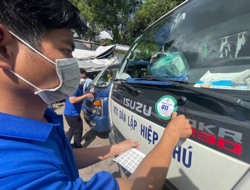 Trên logo nhận diện phương tiện còn có tem có mã vạch nhằm chống tình trạng xé logo dán lên phương tiện khác