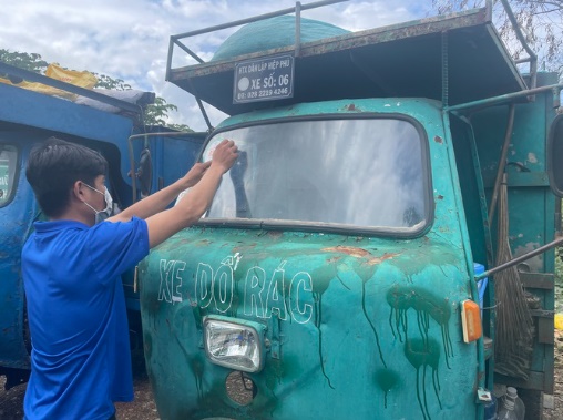 Việc dán logo được Công ty Môi trường đô thị TP HCM thí điểm dán trên 151 phương tiện hoạt động tại 3 trạm trung chuyển trên địa bàn TP Thủ Đức.