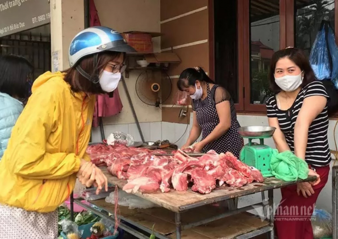 Người dân thắt chặt chi tiêu, thịt lợn tại chợ ế ẩm (ảnh: Tâm An)