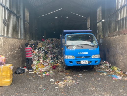 Phương tiện chở rác sau khi dán logo sẽ giúp cơ quan chức năng dễ quản lý, hạn chế tình trạng rác các tỉnh lân cận đổ về TP HCM