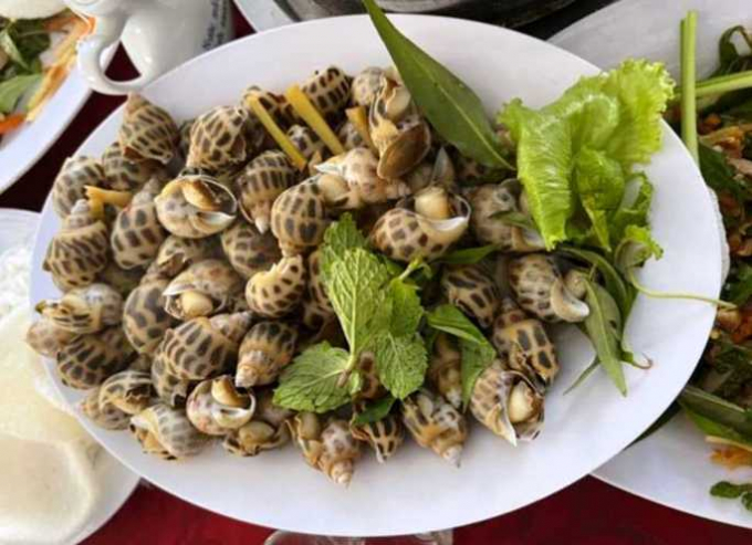 Đĩa ốc hương được đoàn khách nhờ nhà hàng chế biến.