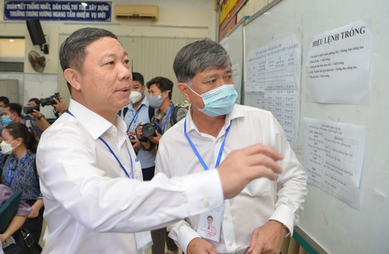 Phó Chủ tịch UBND TPHCM kiểm tra tại điểm thi Trường THPT Trưng Vương. Ảnh: CAO THĂNG
