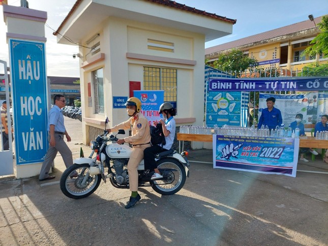 Đại úy Nguyễn Văn Thép dùng xe đặc chủng đưa nữ thí sinh đến điểm thi an toàn.
