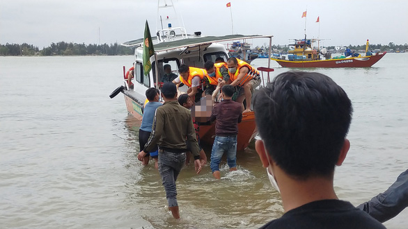Lực lượng biên phòng cứu hộ nạn nhân trong vụ lật ca nô trên biển Cửa Đại chiều 26-2 - Ảnh: HOÀNG VĂN MẪN